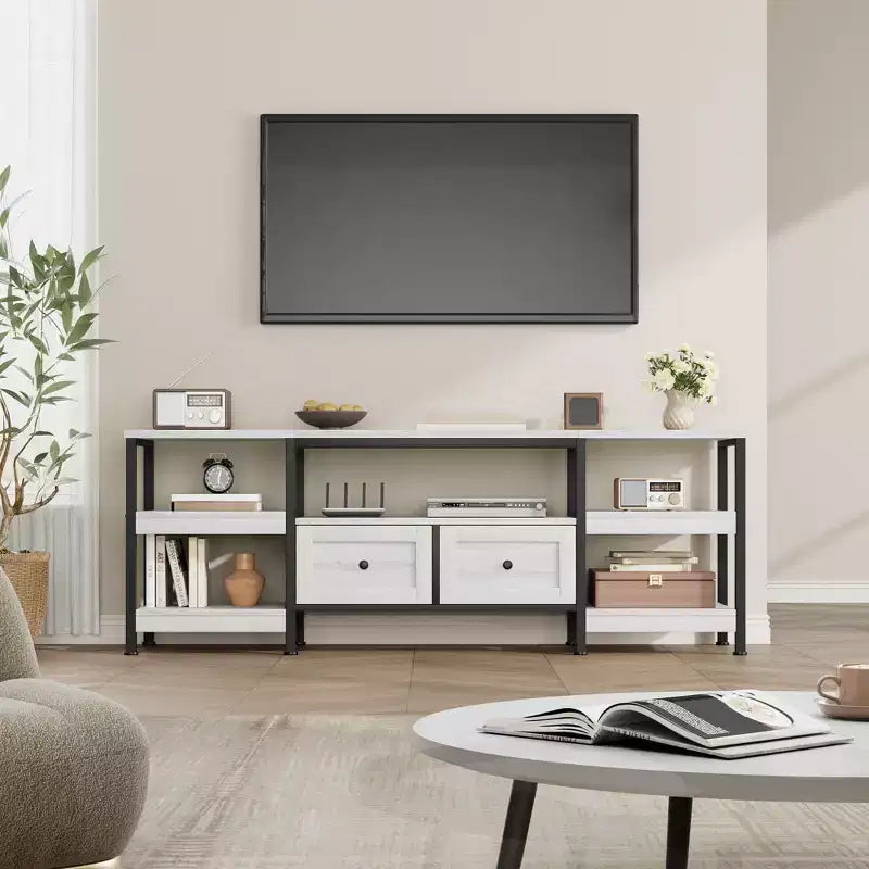 Meuble TV moderne-industriel de 79 po avec 2 tiroirs en tissu, centre de divertissement pour téléviseurs jusqu'à 85 po, console média brun rustique avec étagères de rangement, blanc