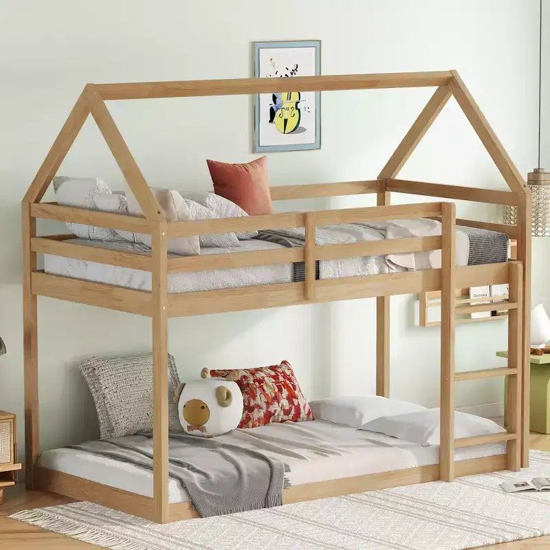 Lit superposé double en bois d'hévéa avec échelle, barrières de sécurité, lit superposé en forme de maison beige
