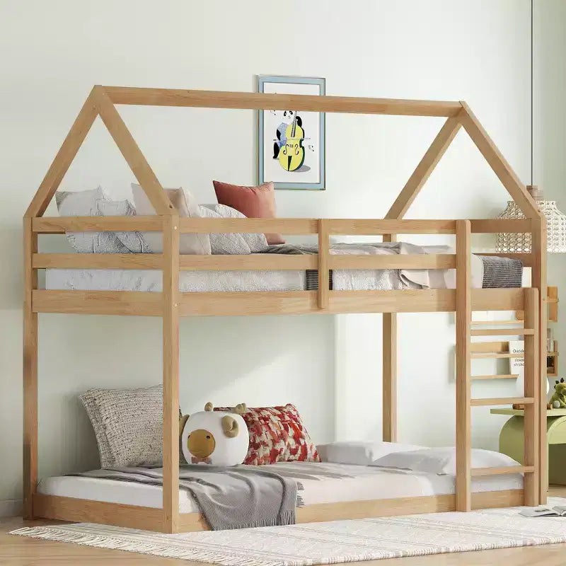 Lit superposé double en bois d'hévéa avec échelle, barrières de sécurité, lit superposé en forme de maison beige