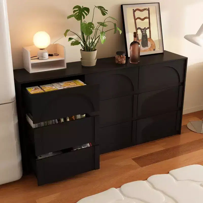 Commode buffet de rangement noire à 9 tiroirs, poignées dissimulées et motif en arc.