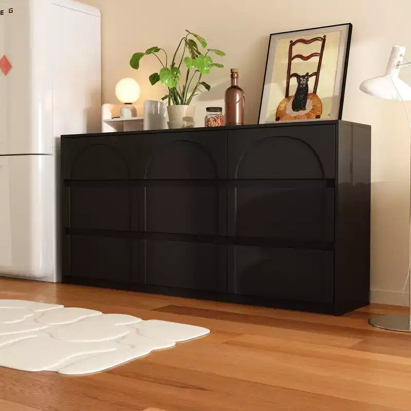 Commode buffet de rangement noire à 9 tiroirs, poignées dissimulées et motif en arc.