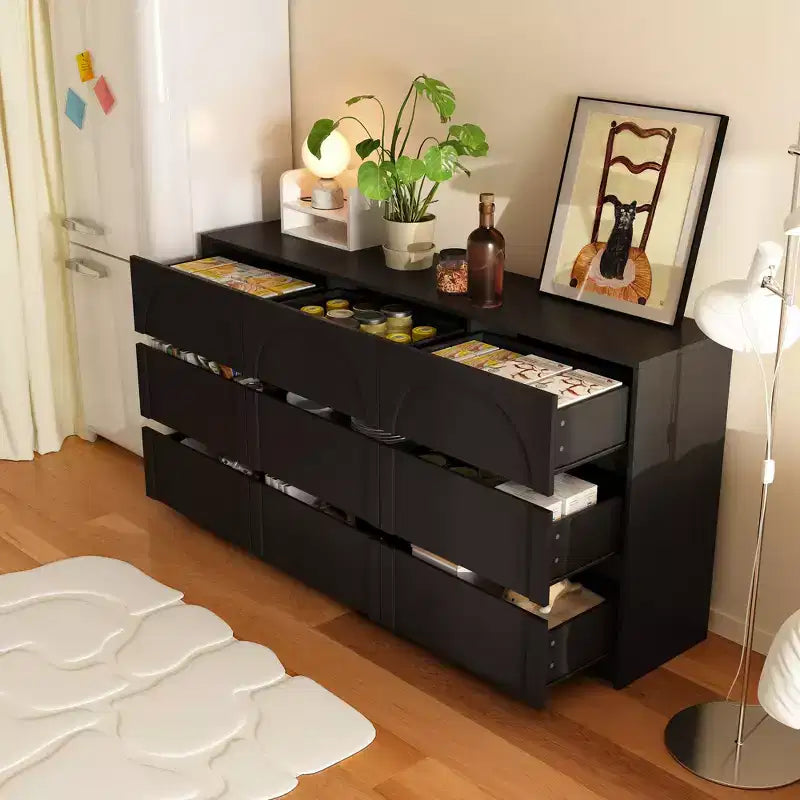 Commode buffet de rangement noire à 9 tiroirs, poignées dissimulées et motif en arc.
