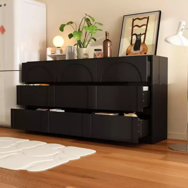 Commode buffet de rangement noire à 9 tiroirs, poignées dissimulées et motif en arc.