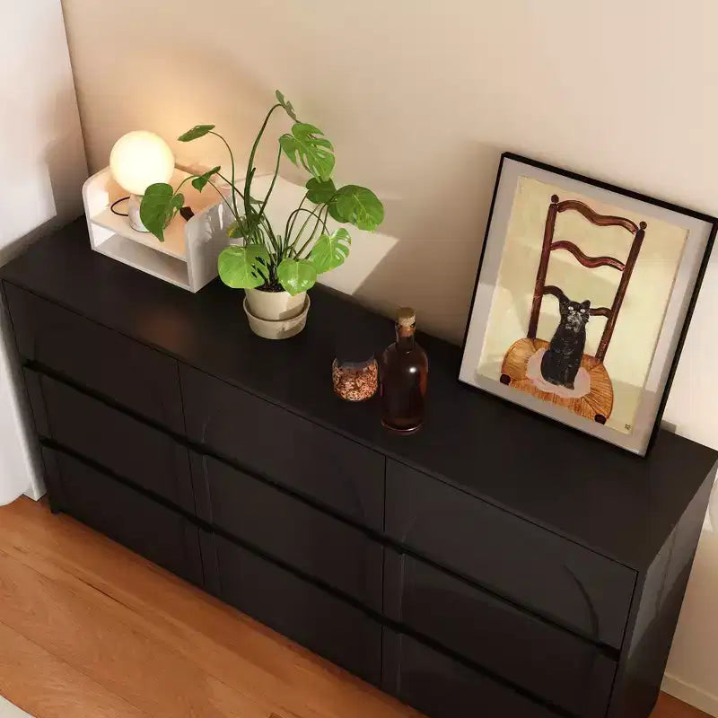 Commode buffet de rangement noire à 9 tiroirs, poignées dissimulées et motif en arc.