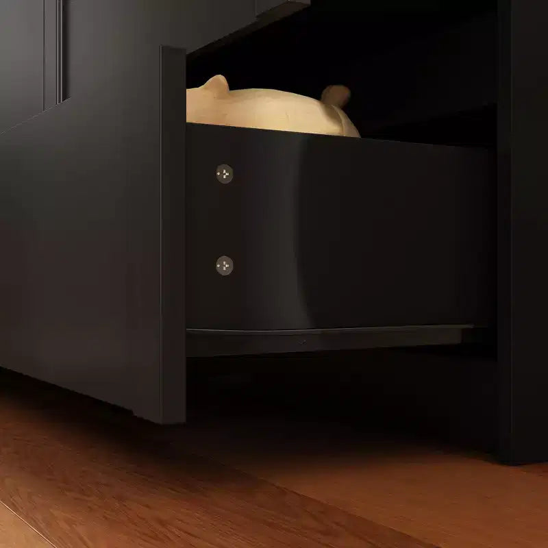 Commode buffet de rangement noire à 9 tiroirs, poignées dissimulées et motif en arc.