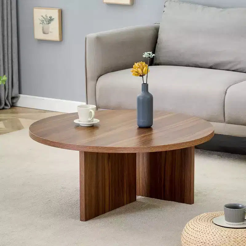 Table basse ronde noire en MDF polyvalente pour différents styles d'intérieur, alliant minimalisme moderne et charme nordique