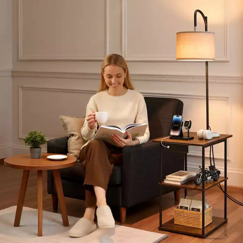 Lampadaire avec table, bout de canapé étroit à 3 niveaux avec étagères ouvertes et éclairage 3 températures de couleur, port de charge USB et type C et AC, marron et noir